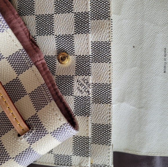 Woman's Purse - Picture 15 of 16